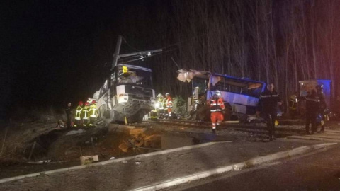 El autobús que colisionó en un paso a nivel con barrera en la localidad de Millas (Francia). /REUTERS