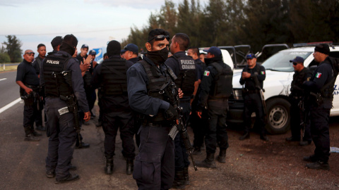 Miembros de la Policía Federal mexicana en las inmediaciones del rancho supuestamente ocupado por el grupo de sicarios.- REUTERS