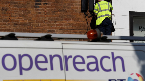 Un trabajador de la operadora de telecomunicaciones británica BT durante la instalación de una línea telefónica en Manchester (Inglaterra).