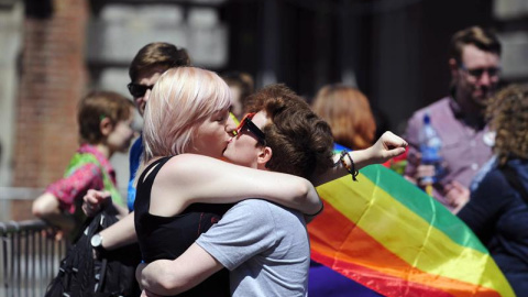 A couple kiss after early results suggest an overwhelming majority in favour of the referendum on same-sex marriage, in Dublin, Ireland, 23 May 2015. With counting still taking place in the historic referendum, early results are suggesting 