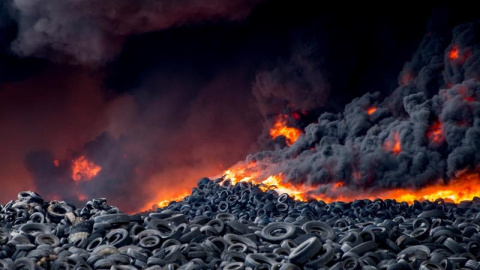 Imagen del incendio en un vertedero de neumáticos iniciado en las proximidades de Valdemoro. EFE/Ismael Herrero