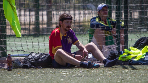 Pablo Iglesias, en un momento de descanso durante el partido de fútbol disputado este sábado.