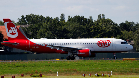 Un avión operado por la aerolinea Niki, en el aeropuerto Tegel de Berlín. REUTERS/Fabrizio Bensch/File Photo