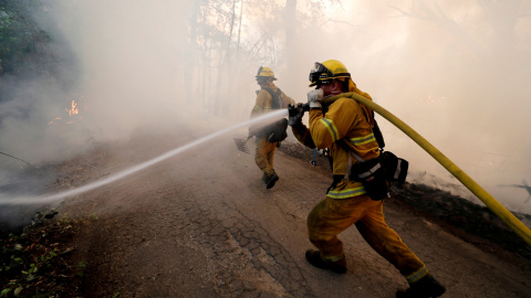 Bomberos combatiendo el incendio "Medocino Complex" de California / Reuters