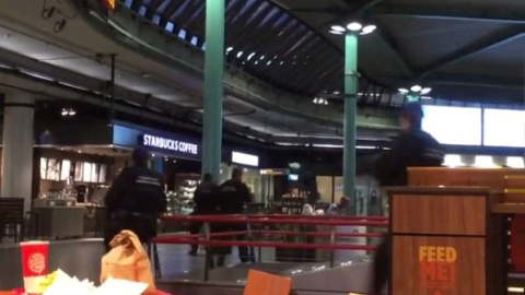 Agentes de Policía en el aeropuerto de Amsterdam.