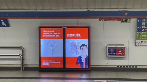 Cartel contra Pedro Sánchez en la estación de Sol