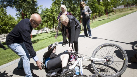 La aspirante del PP a la Comunidad, Cristina Cifuentes, asiste a un ciclista accidentado durante un paseo por el parque de Madrid Rio, hoy sábado 23, jornada de reflexión de las elecciones locales del 24 de mayo. EFE/Luca Piergiovanni