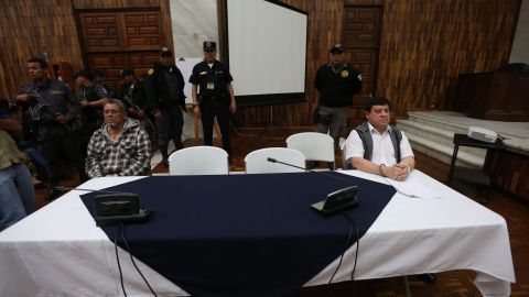 El teniente coronel retirado Esteelmen Francisco Reyes Girón (d) y el exparamilitar Heriberto Valdéz Asij (i) escuchan condena ante un tribunal en Ciudad de Guatemala (Guatemala). EFE/Esteban Biba