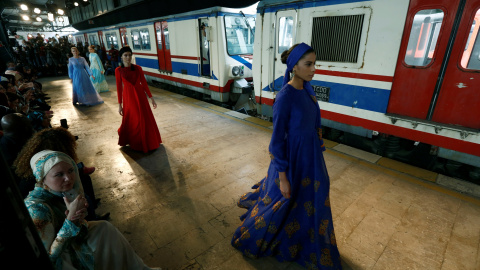 Modelos desfilan durante la Semana de la Moda en una estación de tren de Estambul, Turquía. REUTERS/Murad Sezer