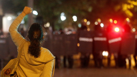 Una manifestante grita contra la policía antidisturbios durante una protesta en contra de la destitución de la presidenta Rousseff en Porto Alegre, Brasil. REUTERS/Lunae Parracho