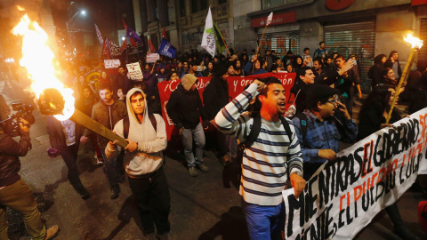 Manifestación para apoyar a los pescadores que han sido afectadas debido a una floración de algas nocivas en la isla de Chilo, en la ciudad de Valparaíso , Chile.- REUTERS / Rodrigo Garrido