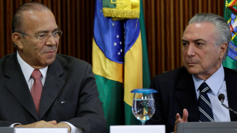 El presidente interino de Brasil, Michel Temer (derecha), durante la primera reunión ministerial en el Palacio de Planalto, en Brasilia , Brasil .-REUTERS / Ueslei Marcelino