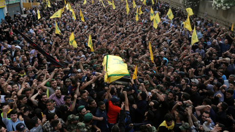 miembros de Hezbollah llevan el ataúd del máximo comandante de Hezbolá Mustafa Badreddine , que murió en un ataque en Siria , durante su funeral en los suburbios del sur de Beirut .- REUTERS / Aziz Taher TPX