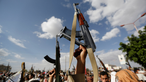 Los seguidores del movimiento Houthi sostienen sus fusiles durante una manifestación contra la intervención EE.UU. en Yemen , en la capital del país, Saná.-REUTERS / Khaled Abdullah