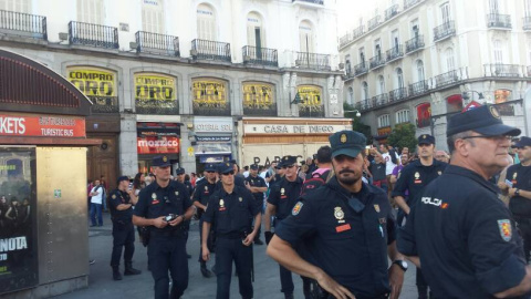 Agentes de Policía cercan la emblemática Puerta del Sol para impedir la asablea "no partidista" convocada por el movimiento 15-M. PD