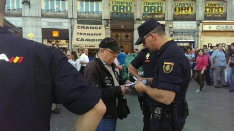 Agentes de Policía cercan la emblemática Puerta del Sol para impedir la asablea "no partidista" convocada por el movimiento 15-M. PD