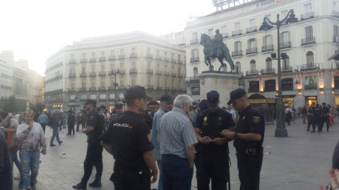 Agentes de Policía cercan la emblemática Puerta del Sol para impedir la asablea "no partidista" convocada por el movimiento 15-M. PD