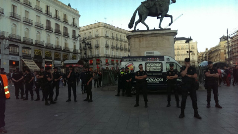 Agentes de Policía cercan la emblemática Puerta del Sol para impedir la asablea "no partidista" convocada por el movimiento 15-M. PD