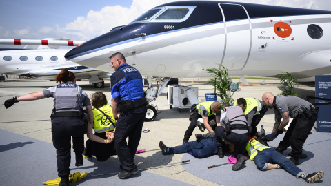 Agentes de Policía se llevan detenidos a los activistas climáticos que han protestado en el aeropuerto de Ginebra contra los vuelos privados este 23 de mayo de 2023.