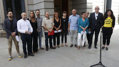 21/06/2022.- Diputados nacionalistas catalanes, vascos, gallegos y valencianos atienden a la prensa en el exterior del Congreso de los Diputados, este martes. El pleno del Congreso debate y vota este martes la propuesta de ley de ERC, PNV y