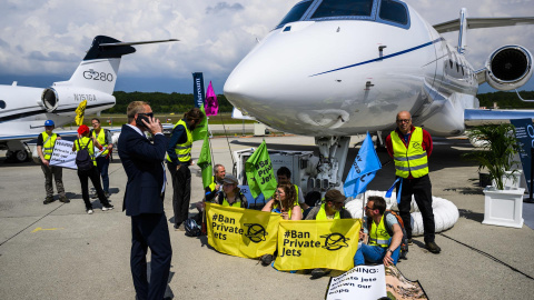 Activistas de varias ONG han llevado a cabo una acción en el aeropuerto de Ginebra en contra de los jets privados este 23 de mayo de 2023.