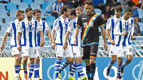 El delantero de la Real Sociedad Mikel Oyarzábal, celebra su gol ante el Rayo Vallecano, durante el partido de la trigésima séptima jornada de liga en Primera División en el estadio de Anoeta. EFE/Juan Herrero.