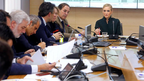 Reunión del Gabinete de Crisis liderada por la presidenta, Cristina Cifuentes, celebrada hoy en la sede del gobierno regional para apoyar la extinción del incendio.- EFE