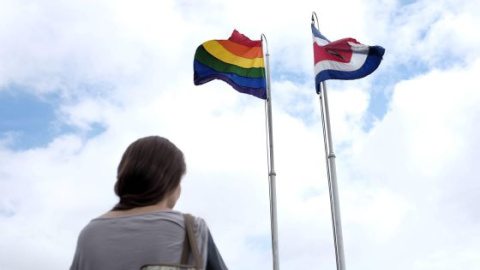 La bandera gay y la de Costa Rica en la Casa Presidencial. / J. A. (EFE)