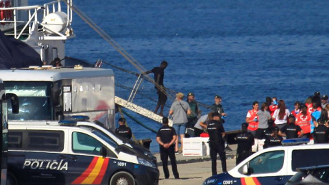 El buque Open Arms a su llegada hoy al muelle de San Roque (Cádiz), donde han desembarcado a 87 personas rescatadas en las costas de Libia, en la cuarta operación en la que un buque de una ONG llega a España con inmigrantes del Mediterráneo