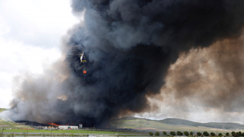 Columna de humo provocada por el incendio de neumáticos en Seseña (Toledo).- REUTERS/Sergio Perez