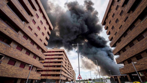 Columna de humo proveniente del incendio del cementerio de neumáticos de Seseña vista desde la cercana urbanización El Quiñón.- EFE/Ismael Herrero