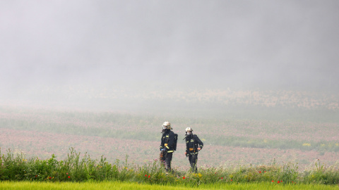 Bomberos estudian cómo sofocar el fuego del cementerio de neumáticos en Seseña. - REUTERS/Sergio Perez