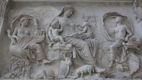 Panel del Ara Pacis. La identidad del personaje femenino del centro ha sido muy debatida a lo largo de la historia