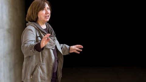 La escritora y periodista bielorrusa Svetlana Alexiévich, Premio Nobel de Literatura 2015, durante su participación hoy en Barcelona en el festival literario Kosmópolis.-. EFE/Quique García