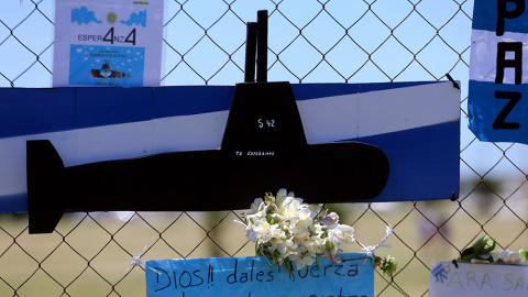 Flores y carteles, en apoyo a los 44 tripulantes del submarino ‘San Juan’.- REUTERS/Marcos Brindicci