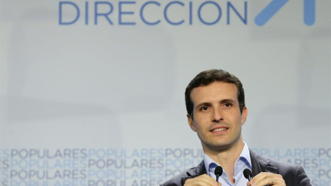 Pablo Casado, portavoz del PP, hace las primeras valoraciones de su partido a las encuestas difundidas por los medios de comunicación. EFE/Ballesteros