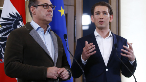 Heinz-Christian Strache, líder del partido ultranacionalista FPÖ austriaco y el conservador Sebastian Kurz, del ÖVP, sellan un pacto de Gobierno en Viena. REUTERS/Leonhard Foeger