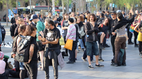 Algunos de los manifestantes, antes de iniciar la marcha por el centro de Barcelona, a 23 de mayo de 2023.