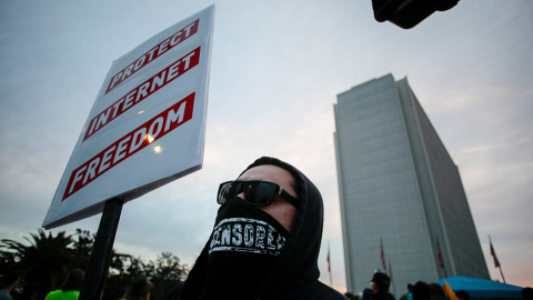 Un manifestante, durante una protesta contra el fin de la neutralidad de la red.- Kyle Grillot (REUTERS)