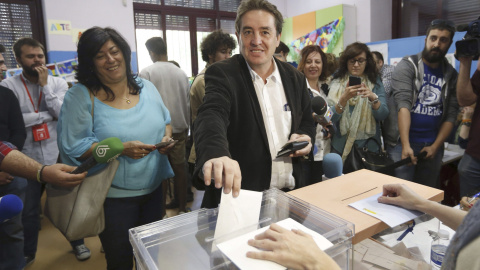 El candidato de IU a la Comunidad de Madrid, Luis García Montero, vota para las elecciones del 24M, acompañado de su mujer, la escritora Almudena Grandes.