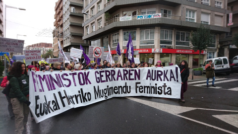 Cabecera de la manifestación feminista en Bilbao contra el negocio de la guerra./PÚBLICO