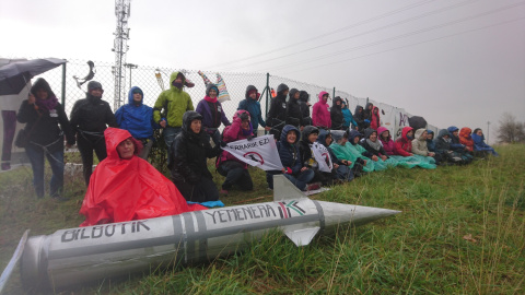 Un grupo de mujeres se encadena a las vallas del puerto de Bilbao para denunciar el negocio de la Guerra./Público