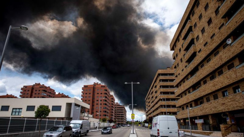 La nube tóxica, vista desde la urbanización El Quiñón de Seseña. EFE/Ismael Herrero