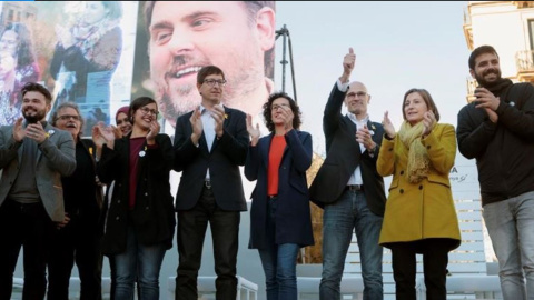 La número dos Marta Rovira al costat de Gabriel Rufián; els consellers Carles Mundó i Raül Romeva i la presidenta del Parlament i también candidata Carme Forcadell al final de l'acte central de campanya a Barcelona d'Esquerra EFE/Marta Pére