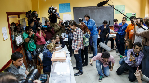 El secretario general de Podemos, Pablo Iglesias, ha votado en el Instituto de Educación Secundaria Tirso de Molina, del barrio madrileño de Vallecas. - REUTERS