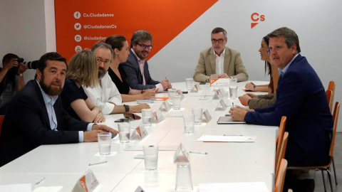 El secretario general de Ciudadanos José Manuel Villegas (c), durante la reunión de la ejecutiva semanal, marcada por la convocatoria imprevista de un Consejo general con el que Albert Rivera pretende plantar cara a la critica interna. EFE/