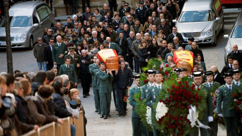 Un momento del funeral que se ha celebrado hoy en la iglesia de Santa María de Alcañiz por los guardias civiles asesinado en Albalate del Arbopispo el pasado jueves. EFE/Antonio Garcia