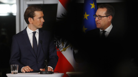 Heinz-Christian Strache, líder del partido ultranacionalista FPÖ austriaco y el conservador Sebastian Kurz, del ÖVP, sellan un pacto de Gobierno en Viena. REUTERS