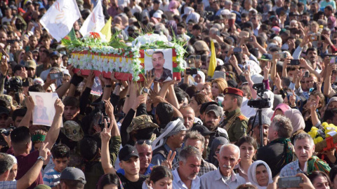 Un momento del multitudinario entierro de Ferhat Shibli.