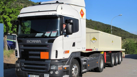 Un transporte de residuos radioactivos condestino al cementerio nuclear de El Cabril, en la provincia de Córdoba.